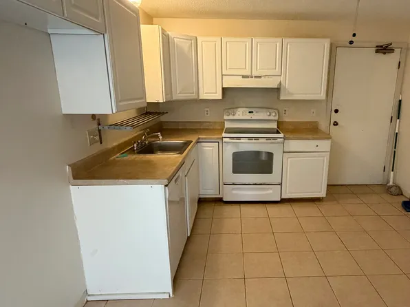 33 River St APT 2, Windsor, CT 06095