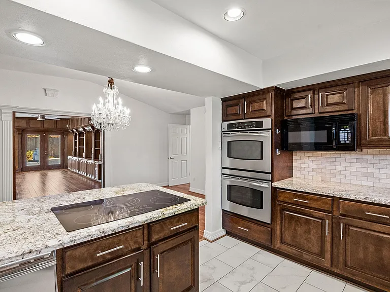 10310 Mayfield Rd — Photo 22