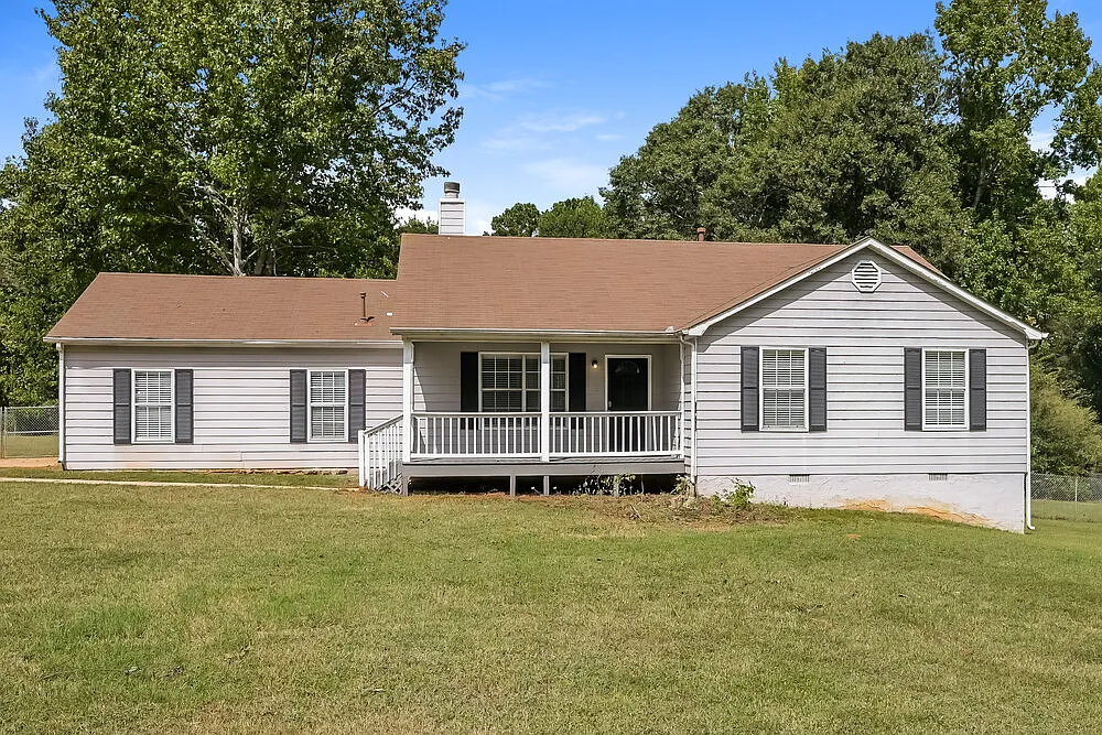3 bed, 2.0 bath, 1330 sqft, $2,440 — Photo 1