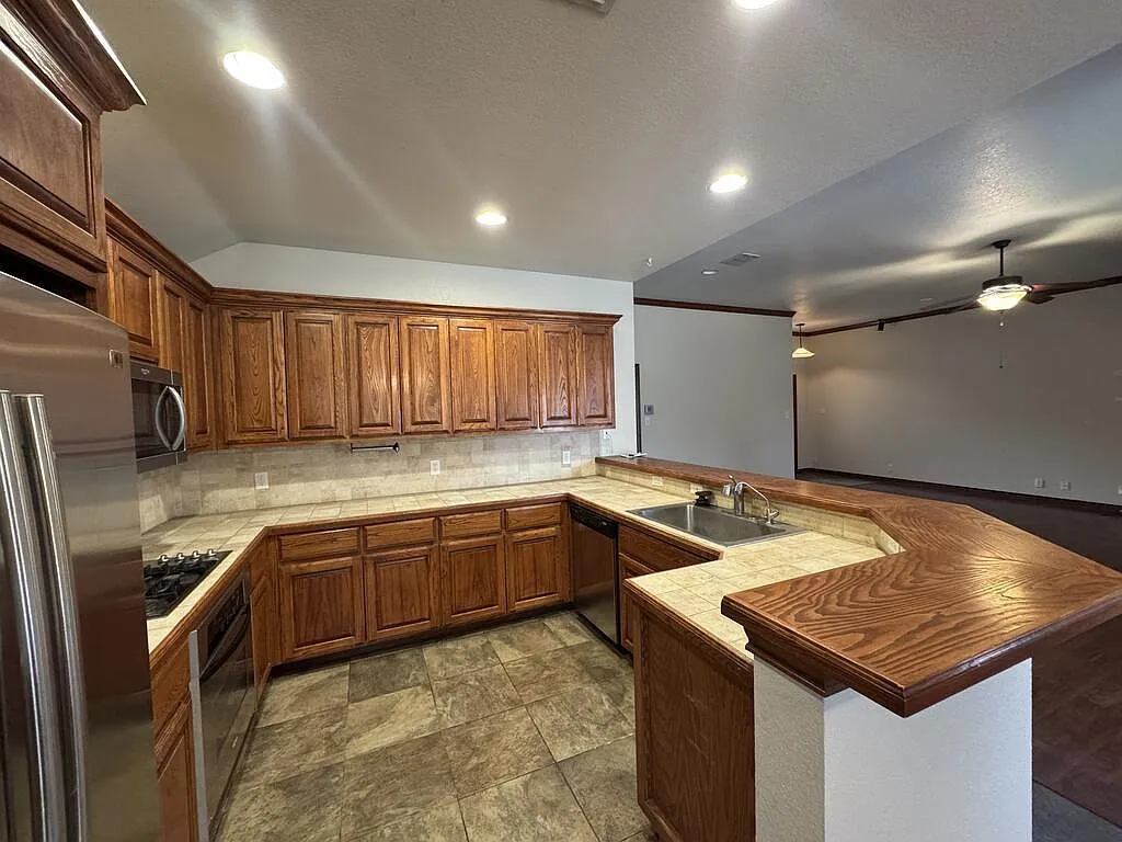 3 bed, 2.0 bath, 1923 sqft, $2,900 — Photo 4
