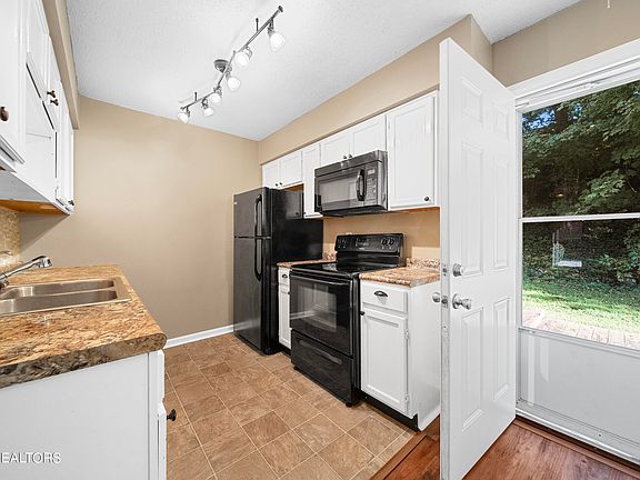 5th image of 3918 Valley Creek Way