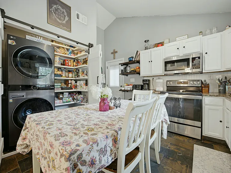 2596 Gordon Cir SE — Photo 6
