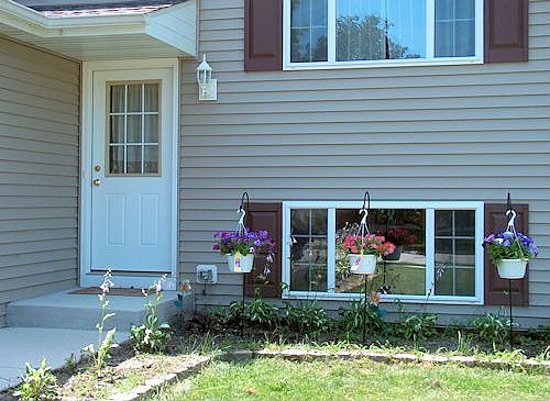 Enter this newer Bi-Level Home