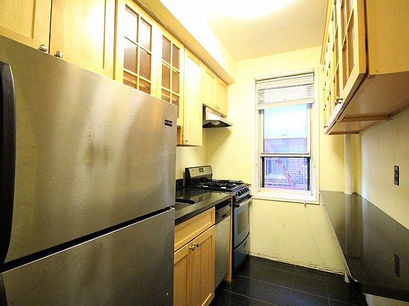 3rd image of 350 E 30th St APT 5C