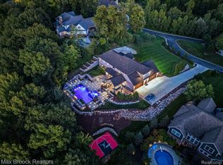 12385 Boulder Pass Dr, Milford, MI