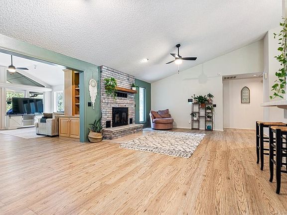 4th image of 40 Luncarty Ln