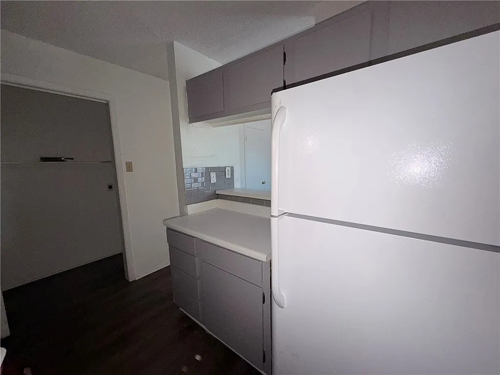 2 bed, 1.0 bath, 4112 sqft, $1,200 — Photo 4