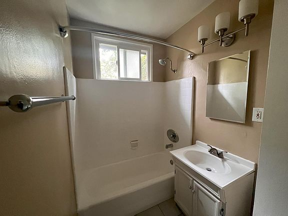 4th image of 1127 S Hayworth Ave #4