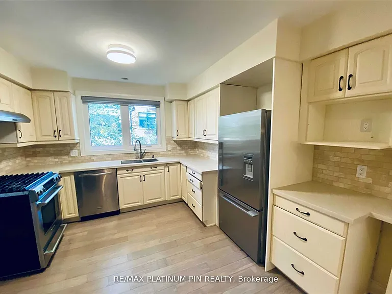 15 Whitelock Cres — Photo 7