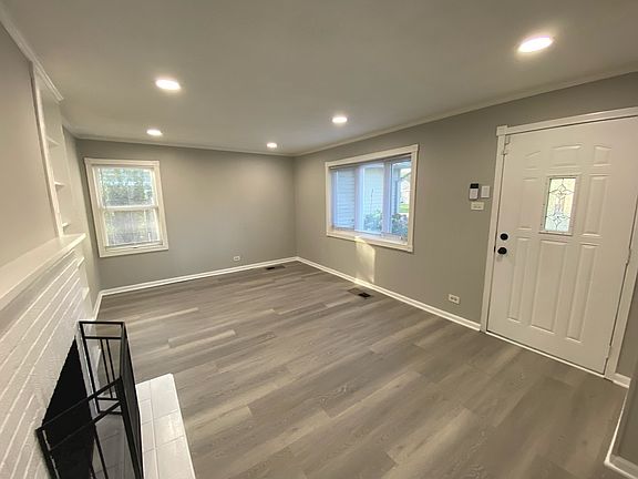 4th image of 233 Marquette St