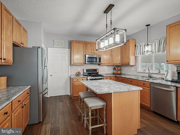 3rd image of 1003 Canterbury Ln