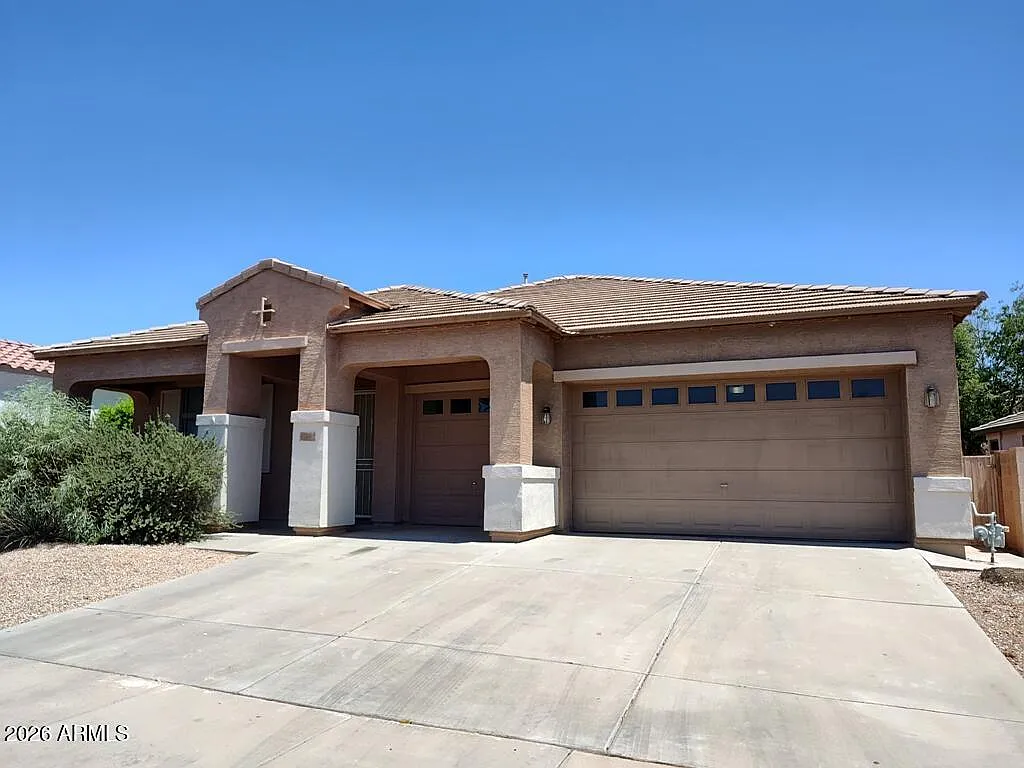 4 bed, 2.0 bath, 2526 sqft, $2,300 — Photo 1