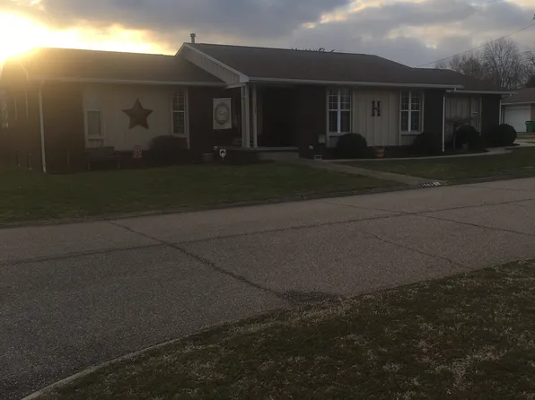 1563 Suzanna Cir, Belpre, OH 45714