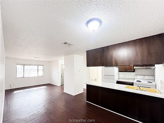 2nd image of 800 Pine St
