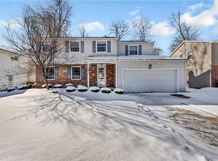 325 Robin Hill Dr, Williamsville, NY 14221
