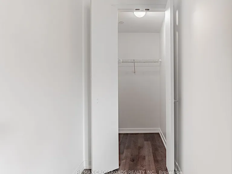 560 King St W #524 — Photo 18