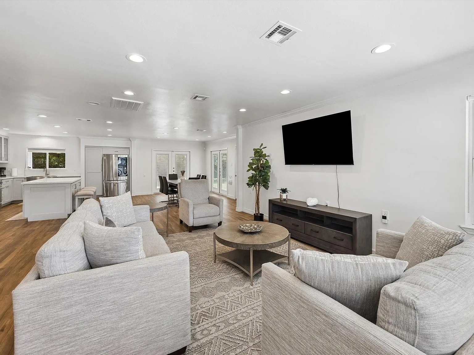 3 bed, 2.0 bath, 1679 sqft, $3,600 — Photo 3