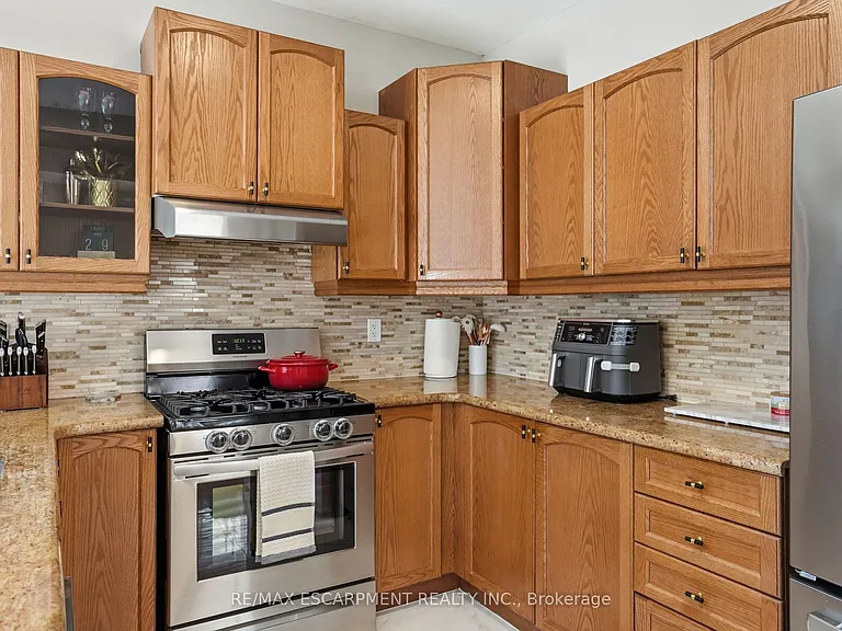 111 Greenstem Cres — Photo 15