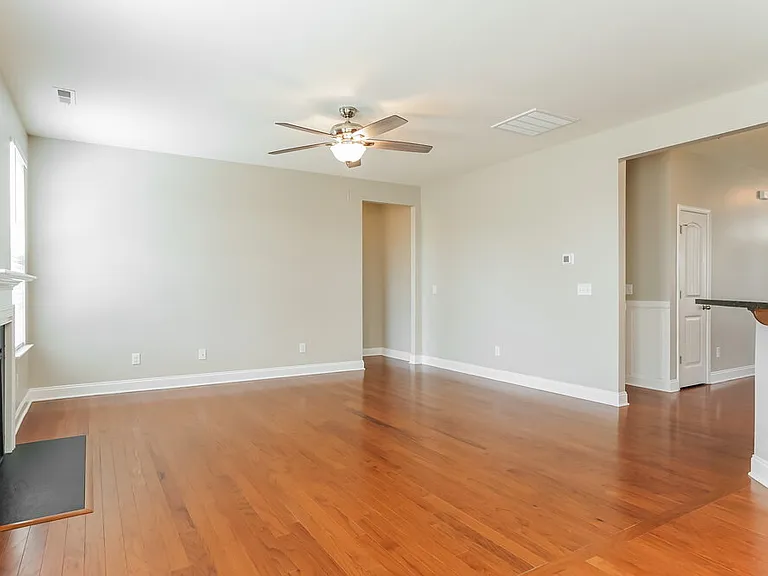 335 Clubhouse Dr — Photo 4