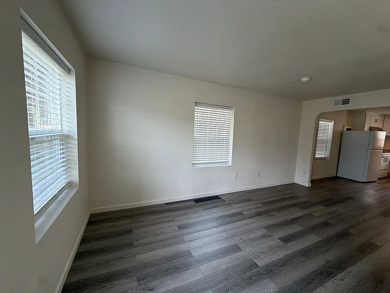 2410 Englewood Ave — Photo 17