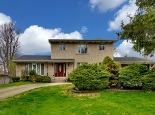 716 E Foster Ave, Roselle, IL 60172