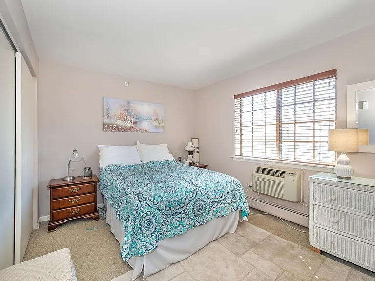 2021 Hawthorne Ln — Photo 6