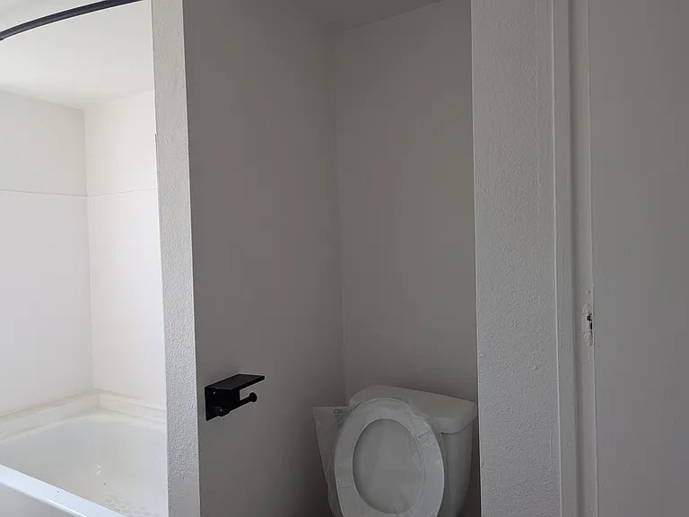 1323 N Olive Dr — Photo 30