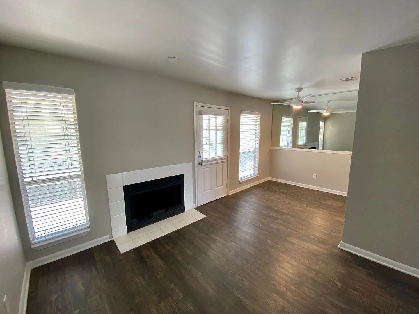 Charming 2nd floor condo located in gated community with a pool! — Photo 3