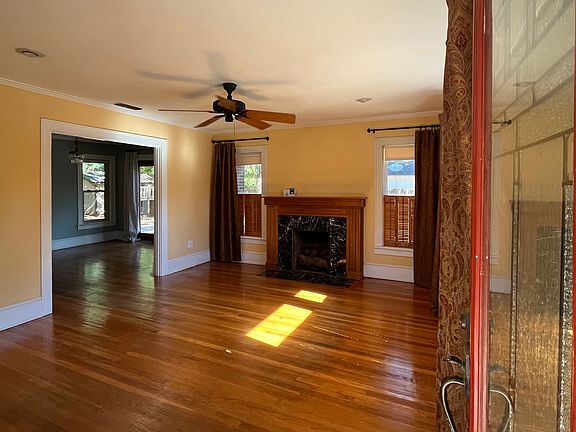Living Room w/gas fireplace