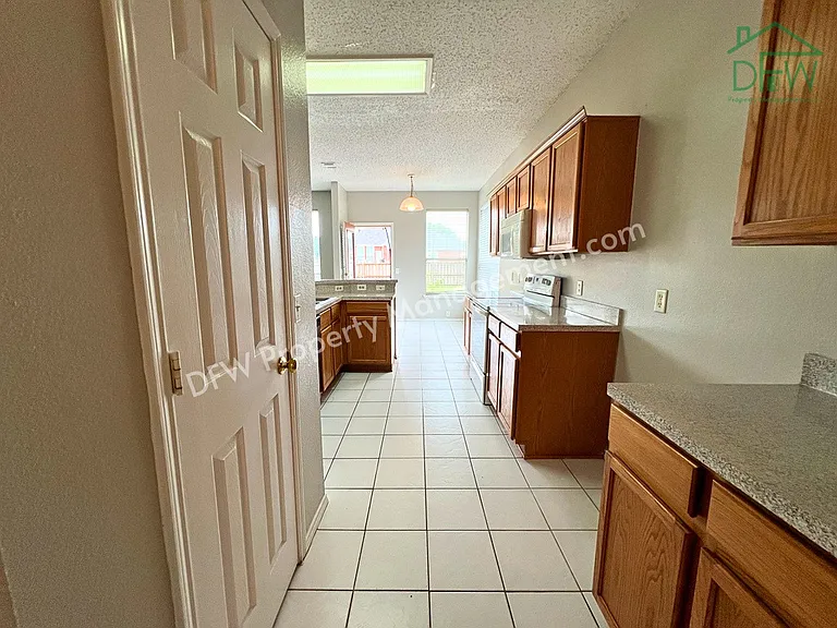 2805 Crater Lake Ln — Photo 6