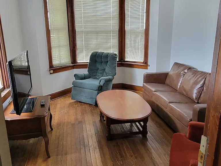 117 S Monroe Ave — Photo 3