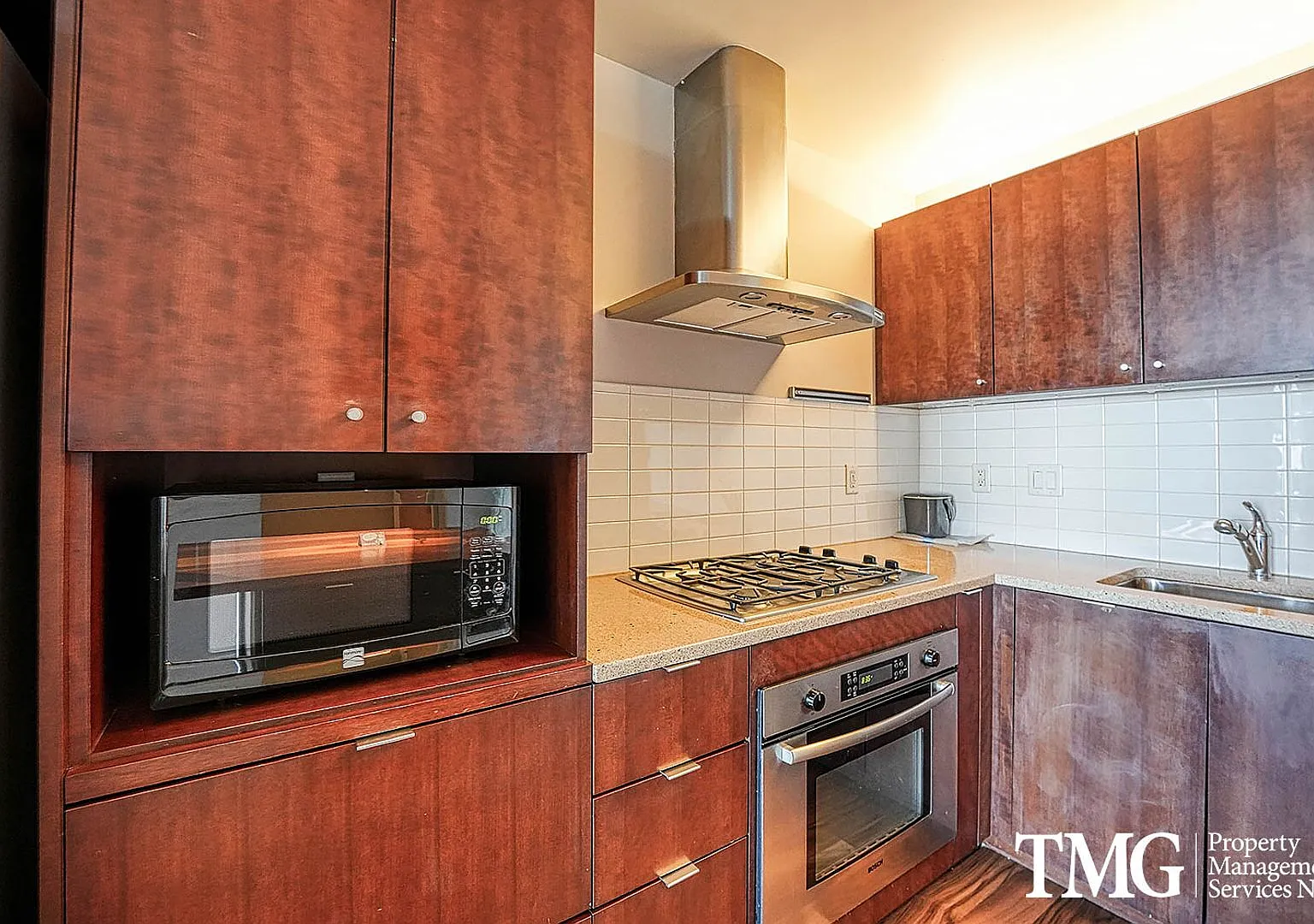 1 BD Condo in Desirable South Waterfront Location! — Photo 4
