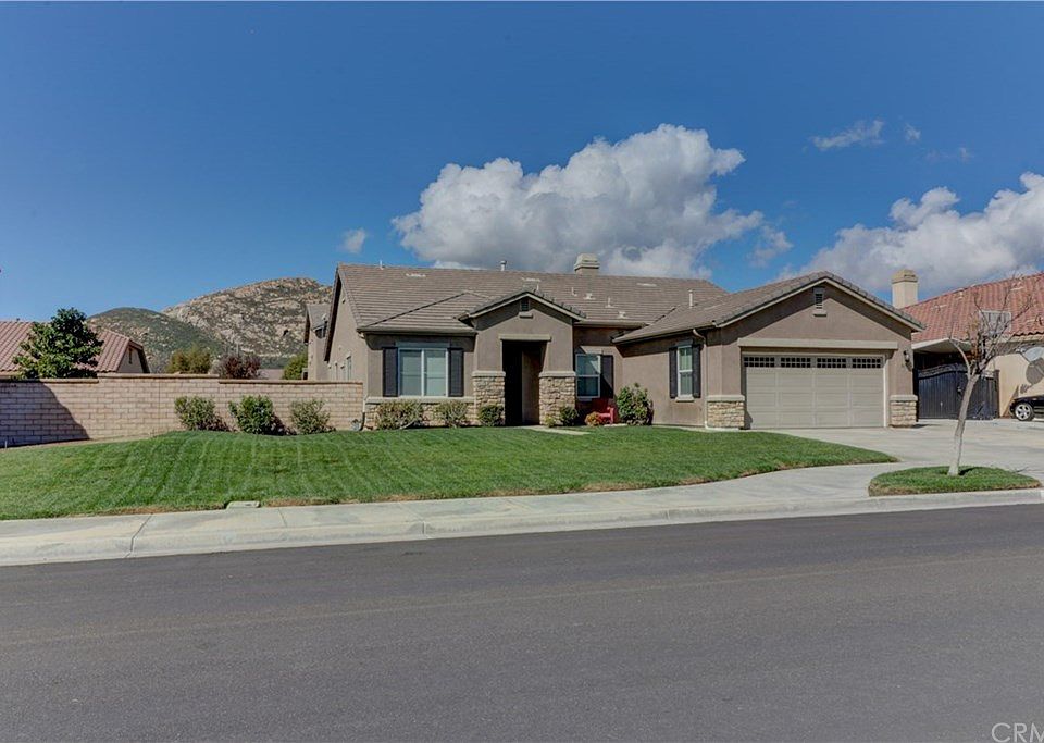 1st image of 967 Hawthorne Dr