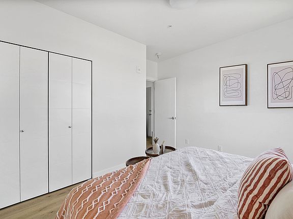 4th image of 2802 Commercial Ave #301