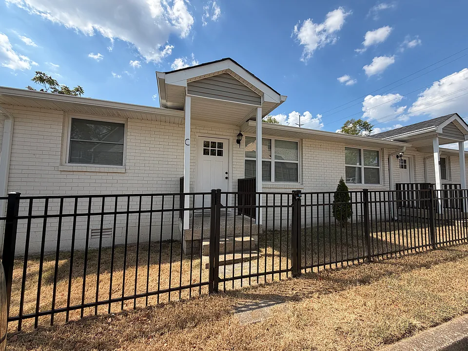 1101 Summit Ave #B