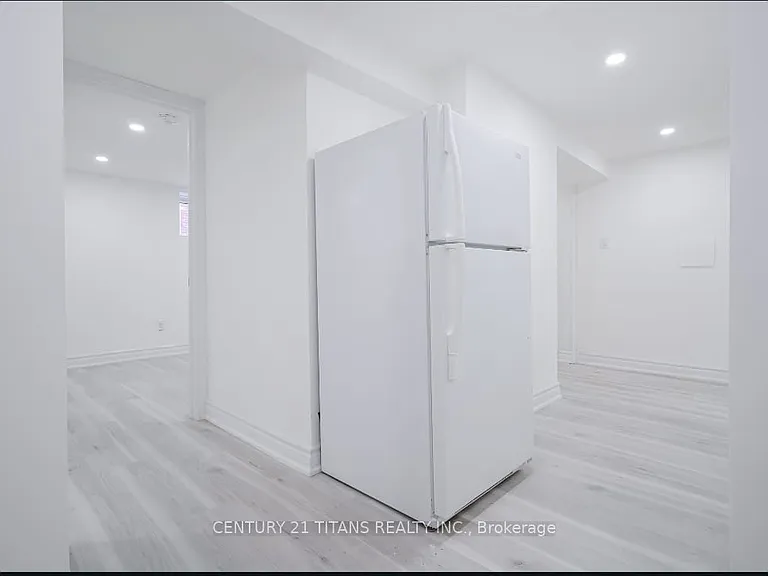 114 Benjamin Blvd #BASEMENT — Photo 18