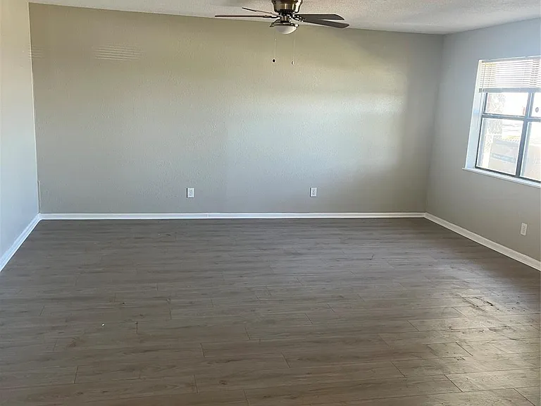 402 Thompson Dr — Photo 5