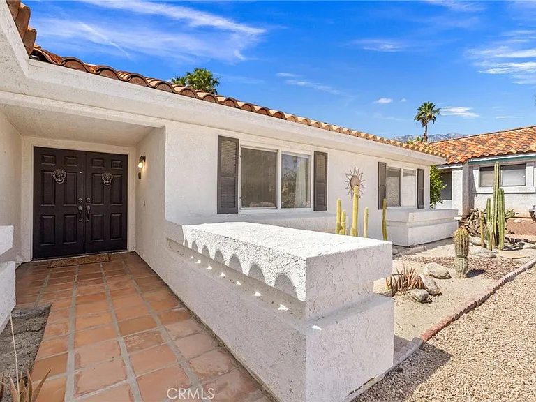 1479 E Francis Dr — Photo 2