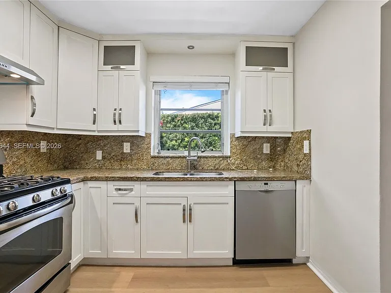 2460 SW 24th St — Photo 30