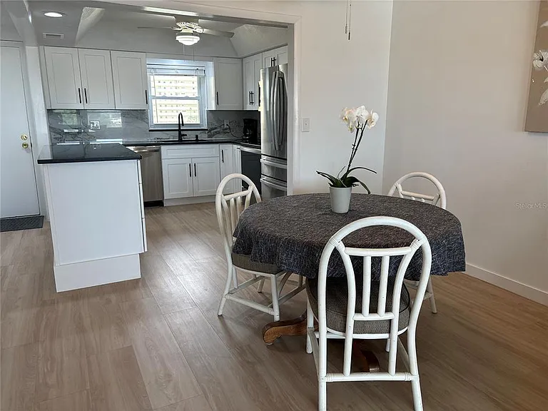4725 Cove Cir #405 — Photo 3
