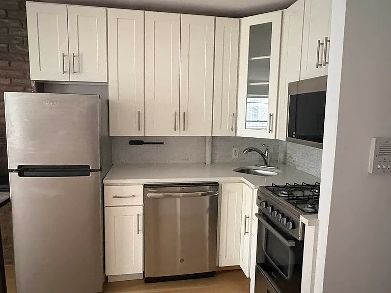 445 W 36th St #16 — Photo 2