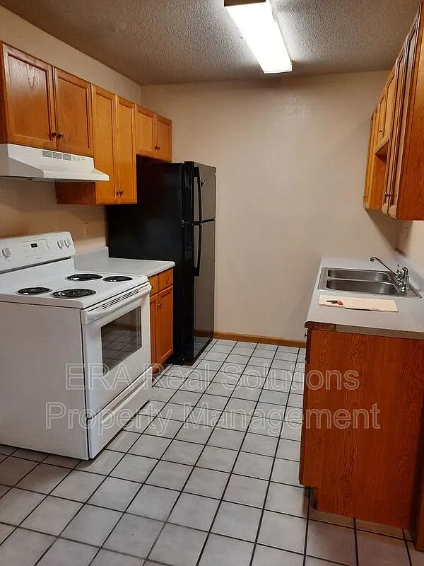 2 bed, 1.5 bath, 3264 sqft, $885 — Photo 3