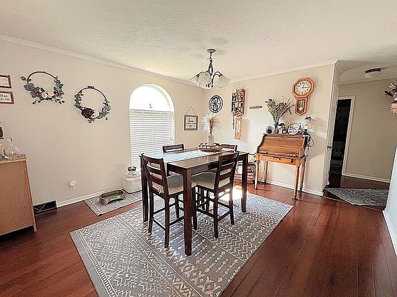 3rd image of 16053 Windsor Ln