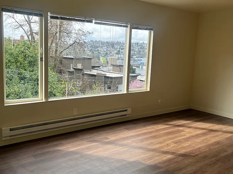 1020 Belmont Ave E #3 — Photo 2