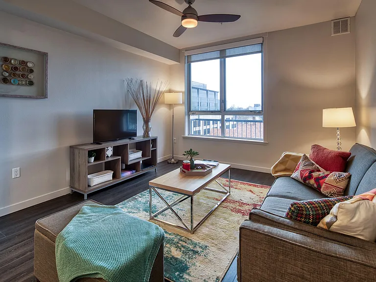 EVIVA Midtown Apartments — Photo 21