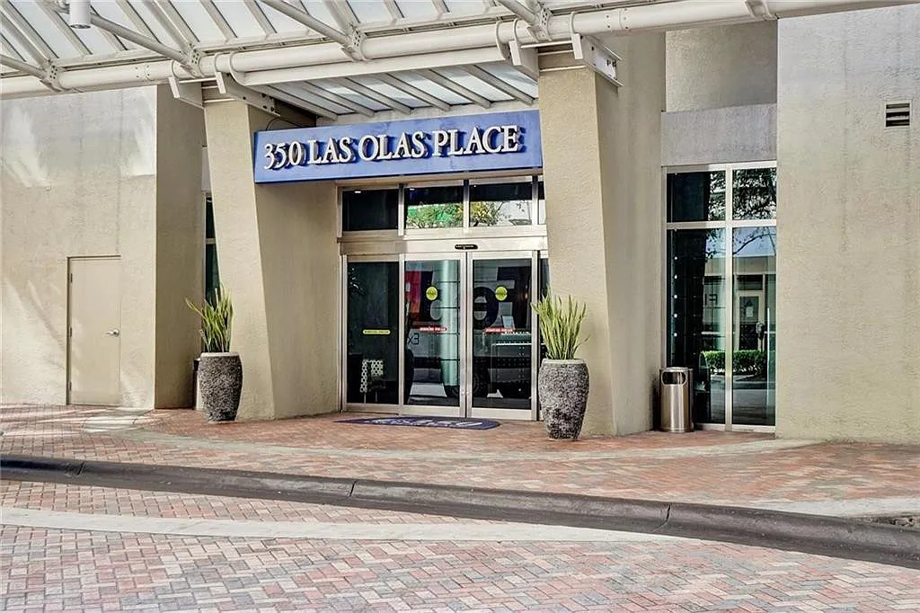 2 bed, 2.0 bath, 1202 sqft, $4,850 — Photo 2