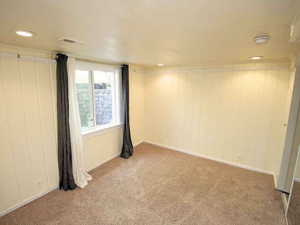 Bright, spacious, quiet three-bedroom apartment convenient t