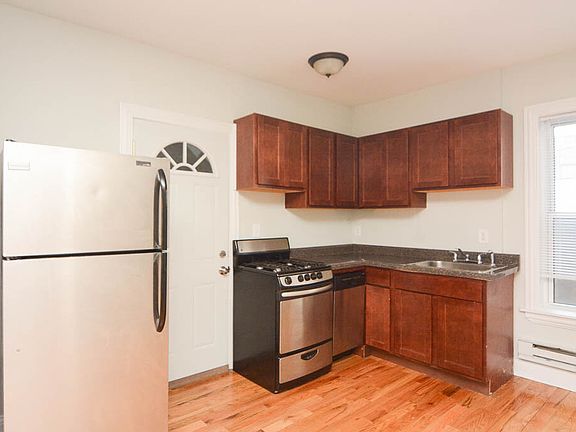 5th image of 951 W Cornelia Ave #D1