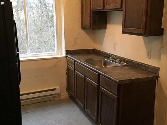 2nd image of 121 Glenridge Pl APT A