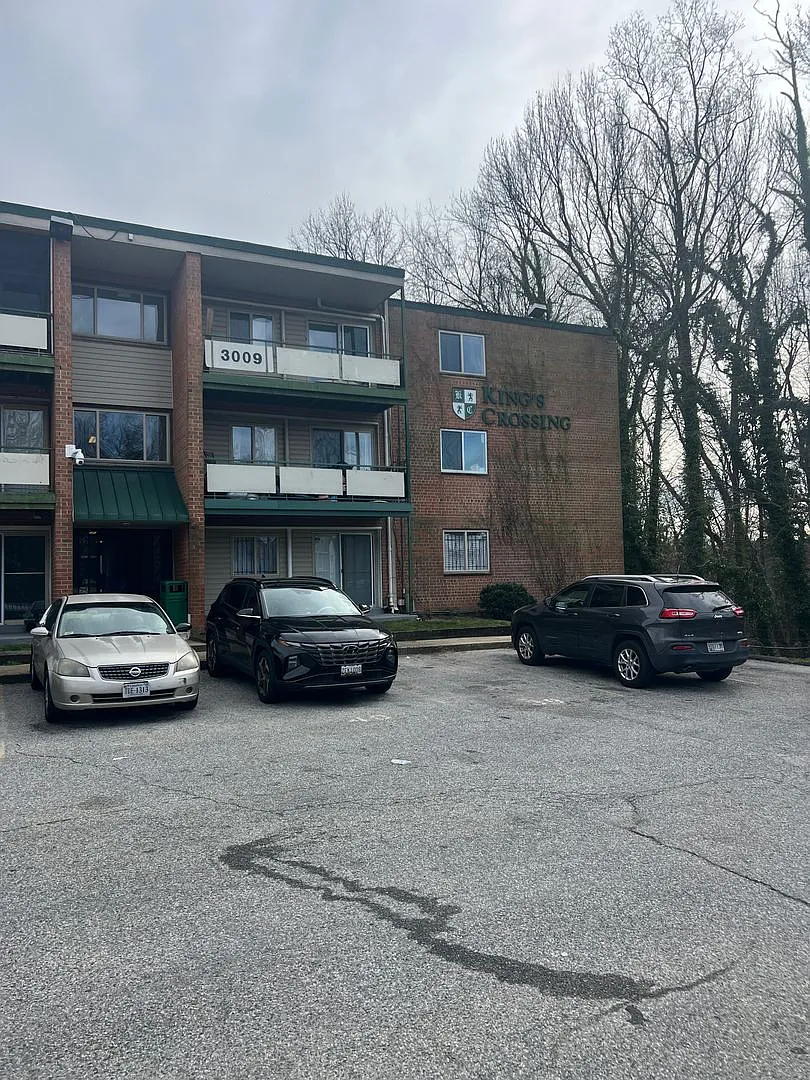 Cozy 3 Bedroom 1 Bathroom Condo- Conveniently Located at DC line — Photo 1